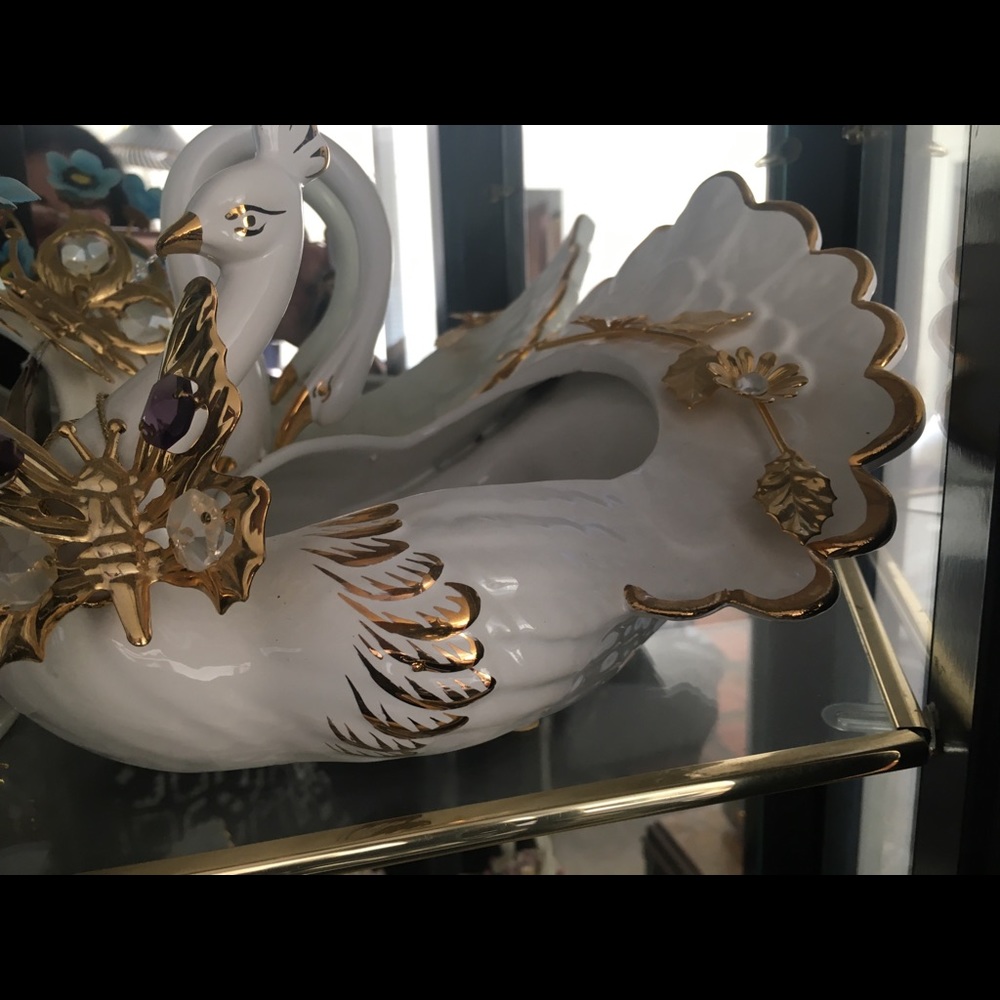 Swan song 🎶 Beautiful porcelain w 24 k gold trim